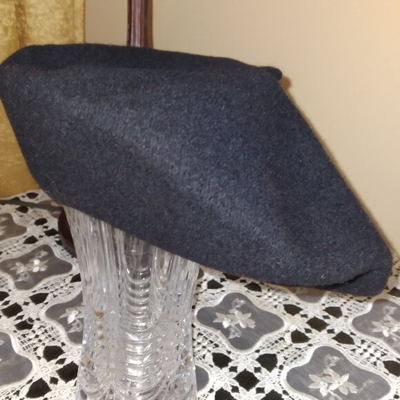 Elegant Classic Beret, Wool 100 %, Made in Europe - Picture 1 of 4